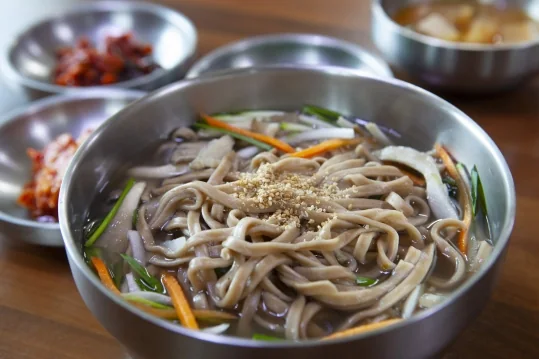 도토리손칼국수 한 그릇 — 깨 고명과 채 썬 채소
