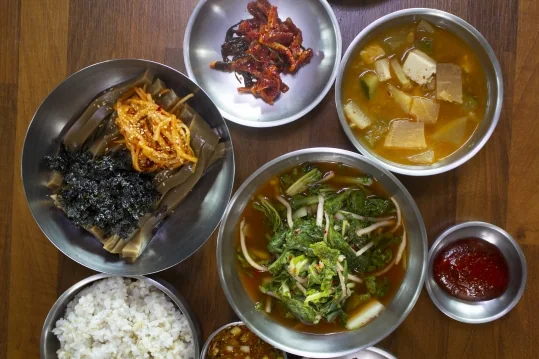 위에서 본 도토리묵밥 한 상 — 묵 사발, 보리밥, 찌개, 반찬